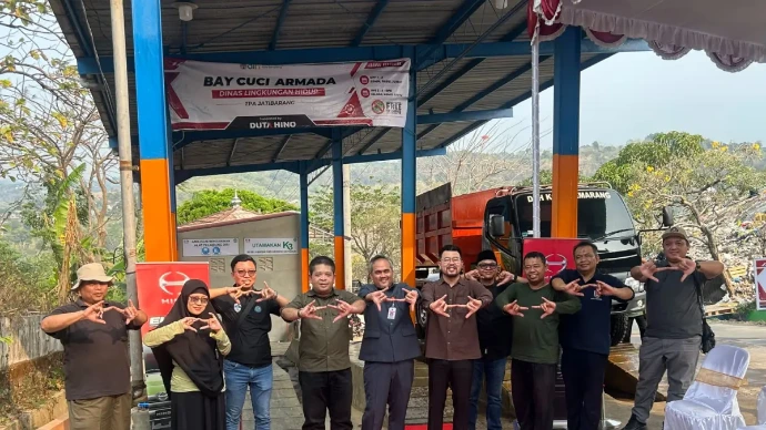 Duta Hino Perkuat Kebersihan Truk Sampah